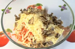название картинки Салат с курицей грибами корейской морковью