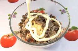 название картинки Салат с курицей грибами корейской морковью
