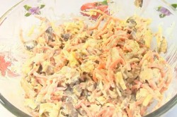 название картинки Салат с курицей грибами корейской морковью