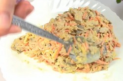 название картинки Салат с курицей грибами корейской морковью