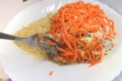название картинки Салат с курицей грибами корейской морковью