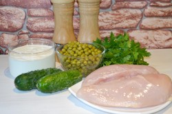 название картинки Салат с курицей, горошком и огурцом