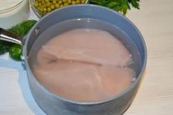 название картинки Салат с курицей, горошком и огурцом