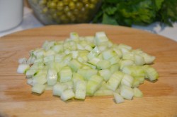 название картинки Салат с курицей, горошком и огурцом