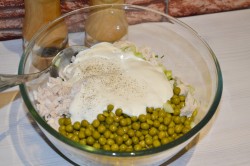 название картинки Салат с курицей, горошком и огурцом