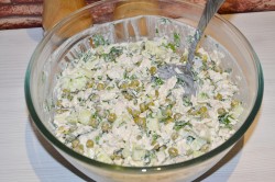 название картинки Салат с курицей, горошком и огурцом