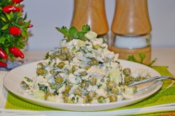 название картинки Салат с курицей, горошком и огурцом