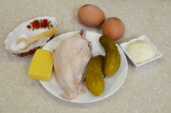 название картинки Салат с курицей и маринованными огурцами