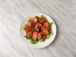 Салат с курицей, помидорами и сыром