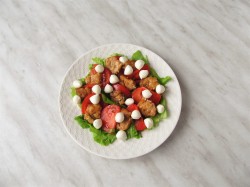 Салат с курицей, помидорами и сыром