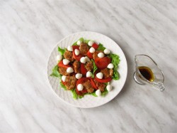 Салат с курицей, помидорами и сыром