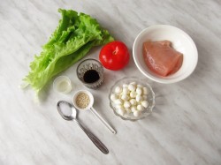 Салат с курицей, помидорами и сыром