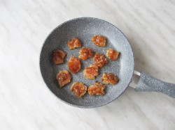 Салат с курицей, помидорами и сыром