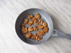 Салат с курицей, помидорами и сыром