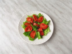 Салат с курицей, помидорами и сыром