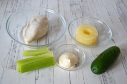 Салат с сельдереем и куриной грудкой
