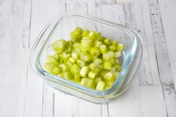 Салат с сельдереем и куриной грудкой