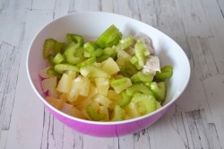 Салат с сельдереем и куриной грудкой