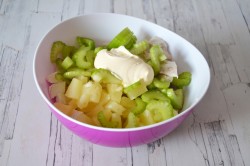 Салат с сельдереем и куриной грудкой