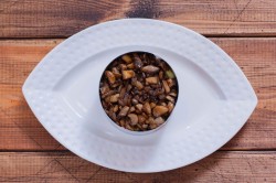 Салат с куриной грудкой и черносливом