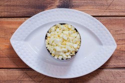 Салат с куриной грудкой и черносливом