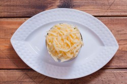 Салат с куриной грудкой и черносливом