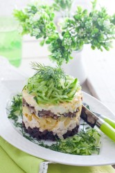 Салат с куриной грудкой и черносливом