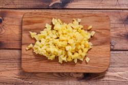 Салат с куриной грудкой и черносливом