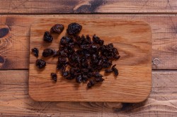 Салат с куриной грудкой и черносливом