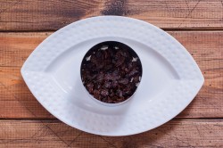 Салат с куриной грудкой и черносливом