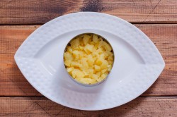 Салат с куриной грудкой и черносливом