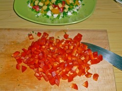 Салат с куриной грудкой и помидорами