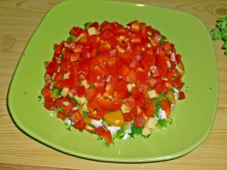 Салат с куриной грудкой и помидорами