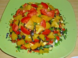 Салат с куриной грудкой и помидорами