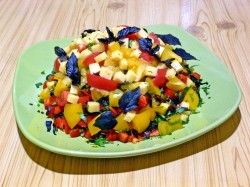 Салат с куриной грудкой и помидорами