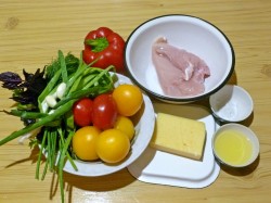 Салат с куриной грудкой и помидорами