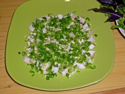 Салат с куриной грудкой и помидорами