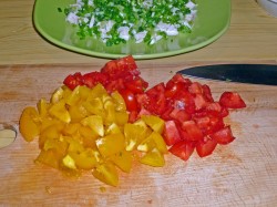 Салат с куриной грудкой и помидорами