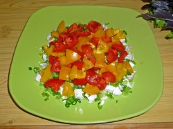 Салат с куриной грудкой и помидорами