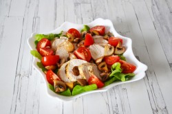 название картинки Салат с куриной грудкой и шампиньонами