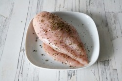 название картинки Салат с куриной грудкой и шампиньонами