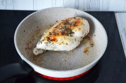 название картинки Салат с куриной грудкой и шампиньонами