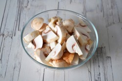 название картинки Салат с куриной грудкой и шампиньонами