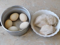 Салат с куриной грудкой и свежими огурцами