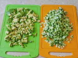 Салат с куриной грудкой и свежими огурцами