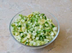 Салат с куриной грудкой и свежими огурцами