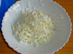 название картинки Салат с курицей, ананасами и сыром слоями