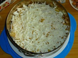 название картинки Салат с курицей, ананасами и сыром слоями