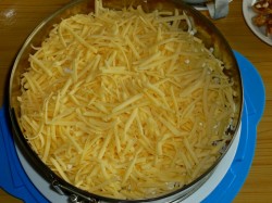 название картинки Салат с курицей, ананасами и сыром слоями