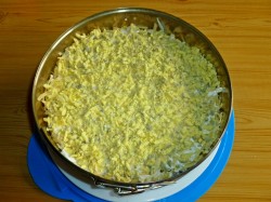 название картинки Салат с курицей, ананасами и сыром слоями